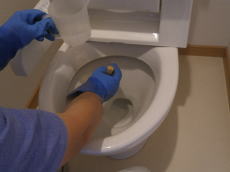 尿石の除去作業 宮崎の便所掃除